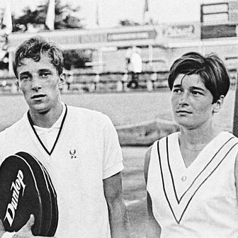 Na snímku z roku 1967 se sestrou Vlastou, rovněž tenistkou, která v letech 1968 a 1970 dvakrát došla do čtvrtfinále French Open. Rodina byla sportovně založená, Kodešův otec vyhrál republikové mistrovství v kolové a reprezentoval v pozemním hokeji. Maminka se věnovala tenisu, hrála pražský přebor.