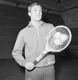 Rok 1970, Jan Kodeš se připravuje na tenisové turnaje v Americe. Už coby grandslamový šampion. V roce, kdy jeho sestra zářila na pařížských dvorcích, se poprvé výrazně prosadil i on. Na Roland Garros přišel jeho první nečekaný triumf.