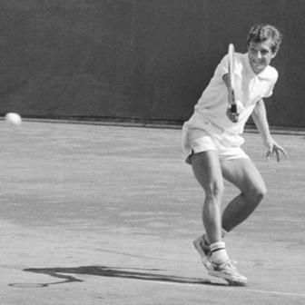 Jan Kodeš se v mládí dlouho rozhodoval mezi tenisem a fotbalem. V týmovém sportu si nevedl vůbec špatně, hrál nejvyšší dorosteneckou ligu za Duklu Karlín. Až když v osmnácti vyhrál Pardubickou juniorku, definitivně zvolil tenisovou cestu. Chyba to rozhodně nebyla. Kodeš navíc zdárně studoval a na pražské VŠE dokonce získal inženýrský titul.