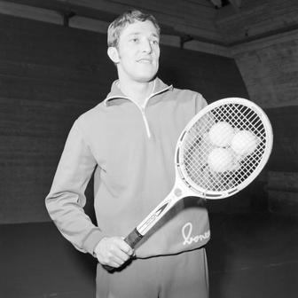 Rok 1970, Jan Kodeš se připravuje na tenisové turnaje v Americe. Už coby grandslamový šampion. V roce, kdy jeho sestra zářila na pařížských dvorcích, se poprvé výrazně prosadil i on. Na Roland Garros přišel jeho první nečekaný triumf.