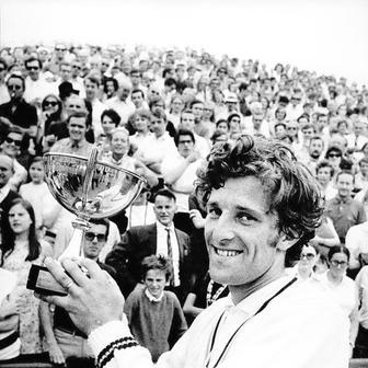 Těšit se Jan Kodeš může alespoň z této fotografie. Československý tenista zdvihá trofej pro šampiona Roland Garros. Psal se 6. červen 1970. "Týden jsem pak únavou jenom spal. Dvanáct až patnáct hodin denně. Je to neskutečně těžký turnaj," zavzpomínal Kodeš. Výměny na antuce byly tehdy ještě mnohem brutálnější, dřevěnou raketou nešlo míček tak snadno "zabít".