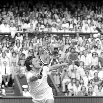 Navíc tady byl Wimbledon 1973. Na travnatém povrchu, který z mládí vůbec neznal, měl Kodeš dlouho problémy. V tomto ročníku ale přišla velká šance, kvůli neshodám mezi čerstvě vzniklou organizací ATP a Mezinárodní federací ITF se z turnaje odhlásilo 81 hráčů včetně favoritů typu Smithe, Newcomba, Asheho nebo Rosewalla. Kodeš se stal nasazenou dvojkou a v Londýně si došel pro tenisovou nesmrtelnost.