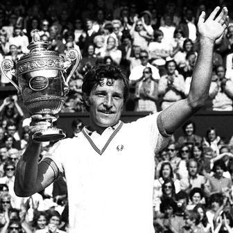 Wimbledon 1973. Nejtěžší zápasy Kodeš odehrál ve čtvrtfinále a semifinále, v pěti setech zdolal Armitraje i Taylora. Ve finále si poradil s Metrevelim a stal se prvním československým vítězem Wimbledonu. "S Metrevelim to pro mě byl takový zodpovědný zápas. Měl jsem s ním pasivní skóre, prohrál jsem s ním Davis Cupy v Rusku a v Praze. Mělo to i nádech té politiky. Pořád mi psali: Nesmíš nechat Rusa vyhrát Wimbledon," vzpomínal Kodeš tento týden v rozhovoru pro ČTK (Metreveli byl ovšem gruzínského původu). I přes neúčast některých favoritů nelze Kodešův triumf shazovat. Nešlo o náhodu, rok předtím v plné konkurenci hrál v Londýně semifinále.