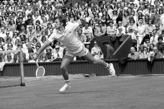 Wimbledon 1974, centrální dvorec. Obhajoba na londýnské trávě se československé hvězdě nepovedla. Čtvrtfinále nebylo špatným výsledkem, v něm ale v pěti setech padl s budoucím vítězem Jimmym Connorsem.