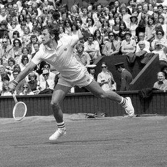 Wimbledon 1974, centrální dvorec. Obhajoba na londýnské trávě se československé hvězdě nepovedla. Čtvrtfinále nebylo špatným výsledkem, v něm ale v pěti setech padl s budoucím vítězem Jimmym Connorsem.