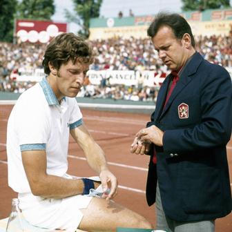 Kodeš a Bolardt na Štvanici, chystá se klání proti Němcům. V ročníku 1973 se ještě Čechoslováci k finálovému utkání neprobojovali, v semifinále podlehli v Melbourne hvězdné Austrálii s Rodem Laverem a Johnem Newcombem.