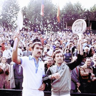 Tomáš Šmíd a Jan Kodeš zdraví diváky na Štvanici po výhře ve čtyřhře utkání Davisova poháru ČSSR - Švédsko v roce 1979.