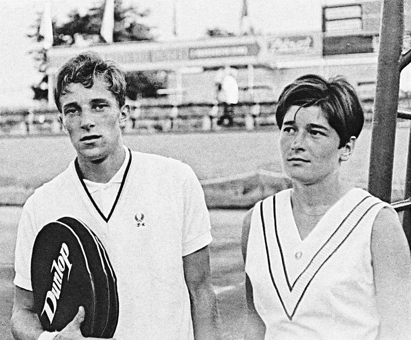 Na snímku z roku 1967 se sestrou Vlastou, rovněž tenistkou, která v letech 1968 a 1970 dvakrát došla do čtvrtfinále French Open. Rodina byla sportovně založená, Kodešův otec vyhrál republikové mistrovství v kolové a reprezentoval v pozemním hokeji. Maminka se věnovala tenisu, hrála pražský přebor.