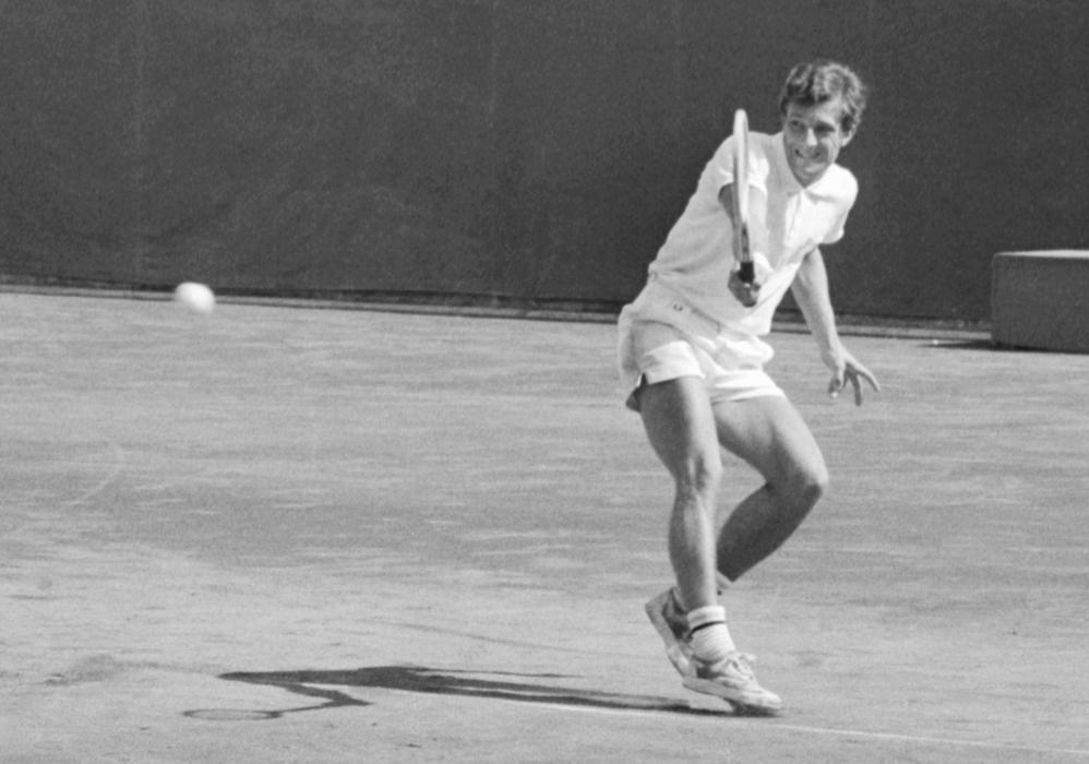 Jan Kodeš se v mládí dlouho rozhodoval mezi tenisem a fotbalem. V týmovém sportu si nevedl vůbec špatně, hrál nejvyšší dorosteneckou ligu za Duklu Karlín. Až když v osmnácti vyhrál Pardubickou juniorku, definitivně zvolil tenisovou cestu. Chyba to rozhodně nebyla. Kodeš navíc zdárně studoval a na pražské VŠE dokonce získal inženýrský titul.