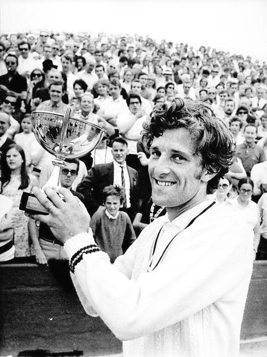 Těšit se Jan Kodeš může alespoň z této fotografie. Československý tenista zdvihá trofej pro šampiona Roland Garros. Psal se 6. červen 1970. "Týden jsem pak únavou jenom spal. Dvanáct až patnáct hodin denně. Je to neskutečně těžký turnaj," zavzpomínal Kodeš. Výměny na antuce byly tehdy ještě mnohem brutálnější, dřevěnou raketou nešlo míček tak snadno "zabít".