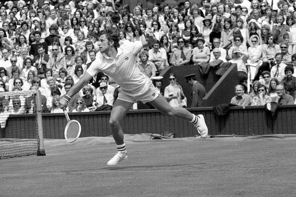 Wimbledon 1974, centrální dvorec. Obhajoba na londýnské trávě se československé hvězdě nepovedla. Čtvrtfinále nebylo špatným výsledkem, v něm ale v pěti setech padl s budoucím vítězem Jimmym Connorsem.