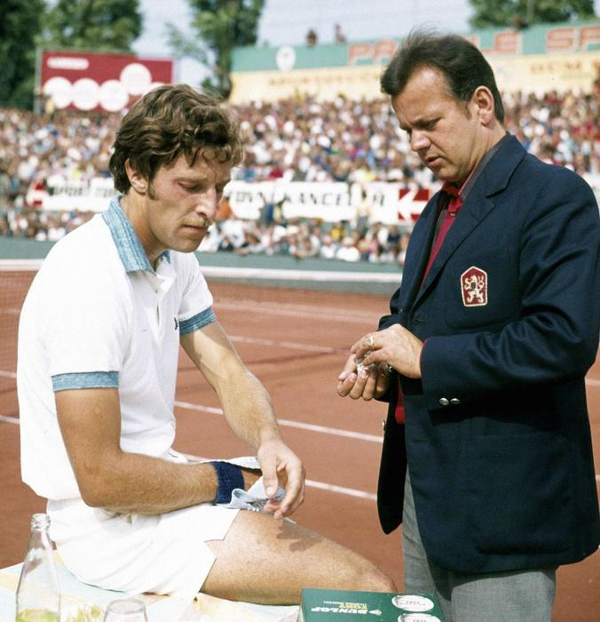 Kodeš a Bolardt na Štvanici, chystá se klání proti Němcům. V ročníku 1973 se ještě Čechoslováci k finálovému utkání neprobojovali, v semifinále podlehli v Melbourne hvězdné Austrálii s Rodem Laverem a Johnem Newcombem.