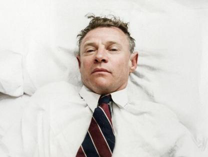 Posmrtná fotografie neznámého muže, nalezeného 1. prosince 1948 na pláži Somerton v Adelaide v Austrálii.