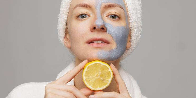 I běžné kuchyňské suroviny mohou narušit kožní bariéru, podráždit pleť a zhoršit její citlivost.