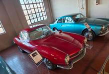 Tradičněji je ale jméno Bertone spojeno hlavně s italskými auty. Toto je Alfa Romeo Giulia Sprint Speciale, kterou navrhl designér Franco Scaglione na konci 50. let. Inspiroval se přitom vlastním aerodynamickým konceptem B.A.T.