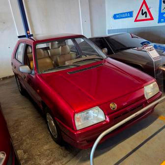 V leteckém muzeu Volandia u milánského letiště Malpensa je umístěná i kolekce několika desítek aut ze sbírky zkrachovalého studia Bertone. To za dvou své existence navrhlo nespočet aut, mezi nimi i Škodu Favorit. Právě speciální verze českého hatchbacku v netradiční barvě se zlatým logem a odlišnými nárazníky je v muzeu k vidění.