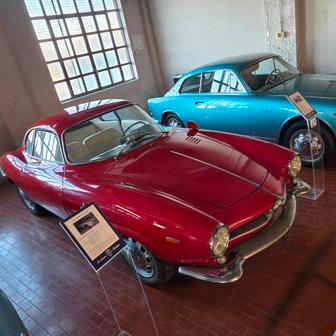 Tradičněji je ale jméno Bertone spojeno hlavně s italskými auty. Toto je Alfa Romeo Giulia Sprint Speciale, kterou navrhl designér Franco Scaglione na konci 50. let. Inspiroval se přitom vlastním aerodynamickým konceptem B.A.T.