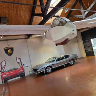 Jedním z největších jmen, která studio Bertone dalo světu designu, byl Marcello Gandini. Mezi jeho díla patří třeba Lamborghini Espada.