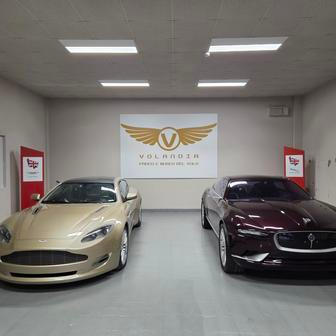 Moderní koncepty navržené studiem Bertone: vlevo Aston Martin Jet 2 z roku 2004 a vpravo Jaguar B99 GT z roku 2011.