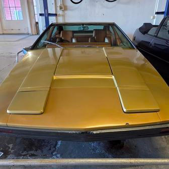 I toto je Jaguar, jmenuje se Ascot a v roce 1977 ho navrhnul Marcello Gandini. Základem je sériové dvanáctiválcové kupé XJS.