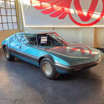 Typický Gandiniho rukopis nese i NSU Trapeze z roku 1973, stojící na základech modelu Ro 80. To znamená, že v útrobách pracuje Wankelův motor.