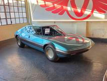 Typický Gandiniho rukopis nese i NSU Trapeze z roku 1973, stojící na základech modelu Ro 80. To znamená, že v útrobách pracuje Wankelův motor.