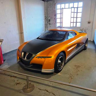 Bertone Pickster je pozoruhodná kreace z roku 1998: na základě tehdejšího BMW řady 5 vznikl pick-up se šestiválcem z BMW M3.