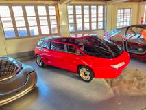 A ještě hlouběji do historie můžeme jít za kreací Genesis. Patrně jde dodnes o jediný minivan s dvanáctiválcem z Lamborghini Countach, který je zkombinovaný s třístupňovým automatem Chrysler. Koncept vznikl v roce 1988 a také má vzhůru se vyklápějící dveře.