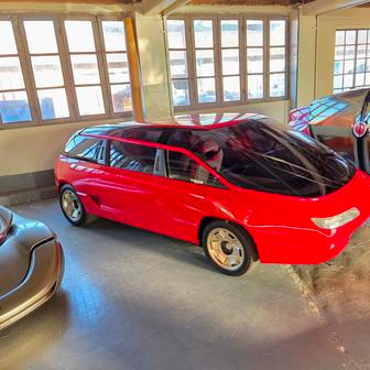 A ještě hlouběji do historie můžeme jít za kreací Genesis. Patrně jde dodnes o jediný minivan s dvanáctiválcem z Lamborghini Countach, který je zkombinovaný s třístupňovým automatem Chrysler. Koncept vznikl v roce 1988 a také má vzhůru se vyklápějící dveře.