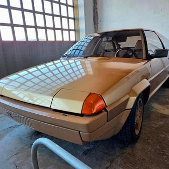 V roce 1979 Marcello Gandini odešel od Bertoneho, stihl ale ještě navrhnout koncept Volvo Tundra. Zdá-li se vám auto povědomé, nemýlíte se: podobné linky měl o pár let později sériový Citroën BX. Podoba ale není náhodná, obě auta totiž sdílí jméno designéra, tedy Marcella Gandiniho.