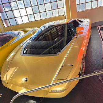 Kromě evropských automobilek spolupracoval Bertone také s těmi americkými. Výsledkem jedné z kolaborací byl koncept Nivola z roku 1990, naznačující možnou podobu Chevroletu Corvette. Tehdy poprvé s osmiválcem uprostřed. Kdyby tehdy v Itálii tušili, jakou koncepci o spoustu let později zvolí produkční Corvette C8…