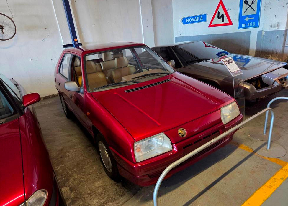 V leteckém muzeu Volandia u milánského letiště Malpensa je umístěná i kolekce několika desítek aut ze sbírky zkrachovalého studia Bertone. To za dvou své existence navrhlo nespočet aut, mezi nimi i Škodu Favorit. Právě speciální verze českého hatchbacku v netradiční barvě se zlatým logem a odlišnými nárazníky je v muzeu k vidění.