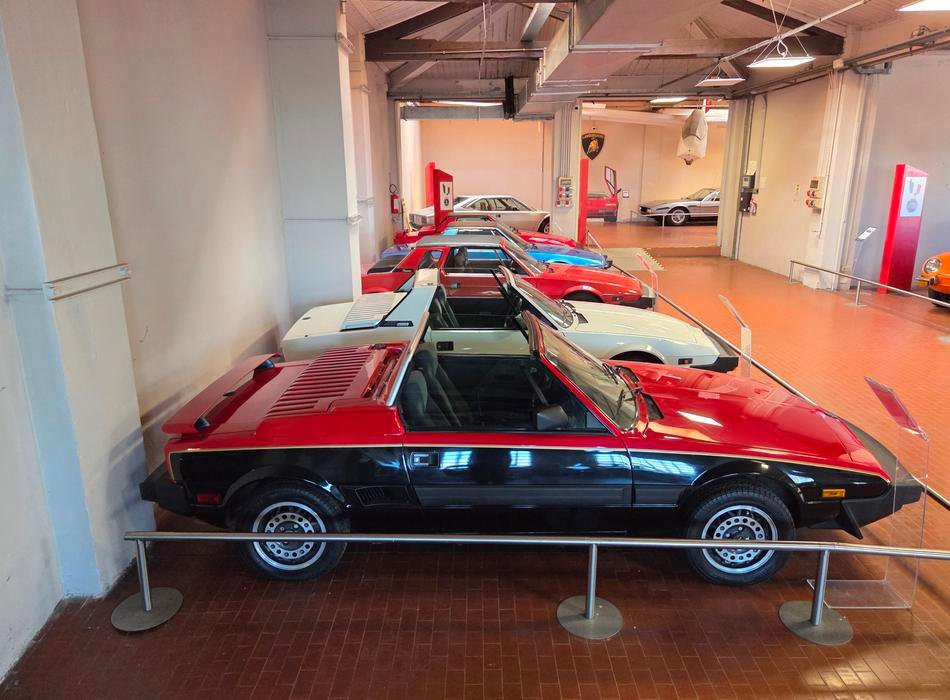 Fiat X1/9 patří k dalším nezapomenutelným autům s rukopisem studia Bertone, v tomto konkrétním případě Marcella Gandiniho.