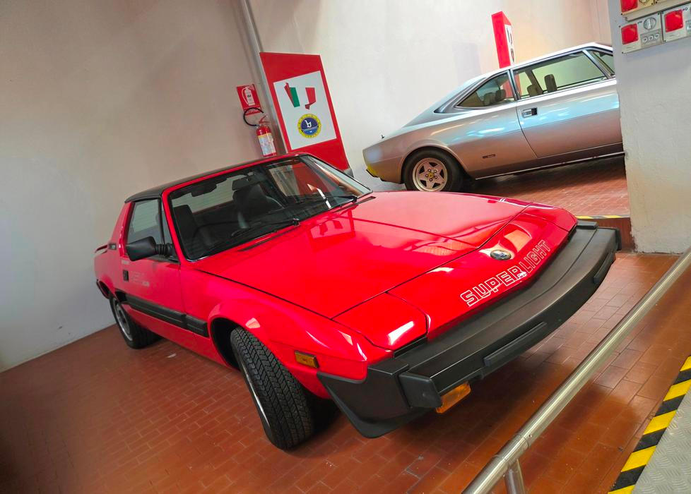 Koncept Superlight je zajímavý tím, že karoserie je místo oceli kompletně z hliníku. Povedlo se tím ušetřit asi třetinu hmotnosti, do výroby se ale toto řešení neprotlačilo.