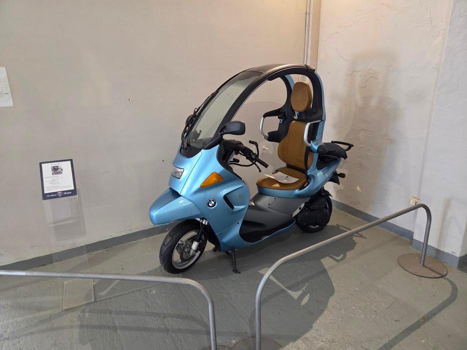 Pro BMW počátkem milénia zase Bertone stavěl skútr C1.