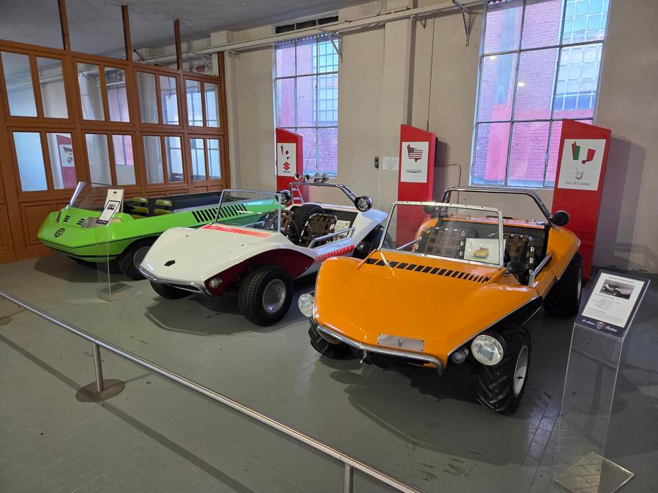 Trojice zajímavých prototypů volnočasových malých aut do terénu. Zelené Suzuki Go, bílý Chrysler Shake a oranžový Bertone Shake. Všechny z počátku 70. let.