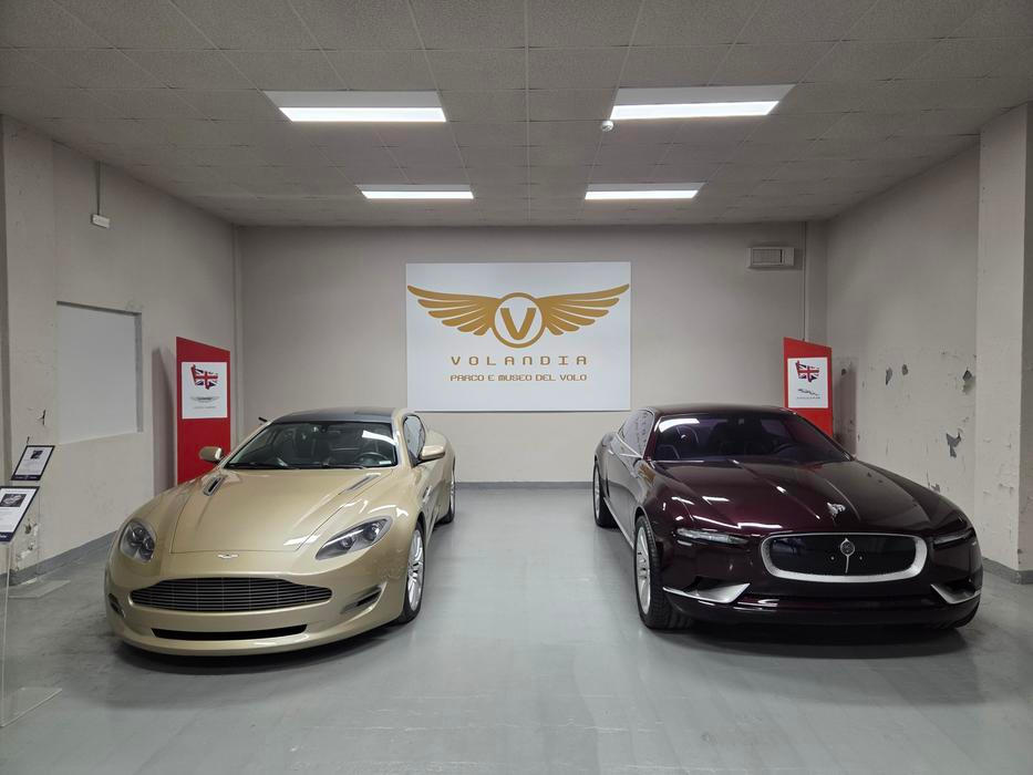 Moderní koncepty navržené studiem Bertone: vlevo Aston Martin Jet 2 z roku 2004 a vpravo Jaguar B99 GT z roku 2011.