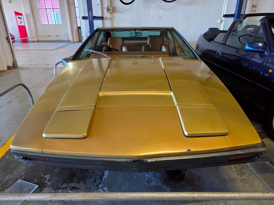 I toto je Jaguar, jmenuje se Ascot a v roce 1977 ho navrhnul Marcello Gandini. Základem je sériové dvanáctiválcové kupé XJS.