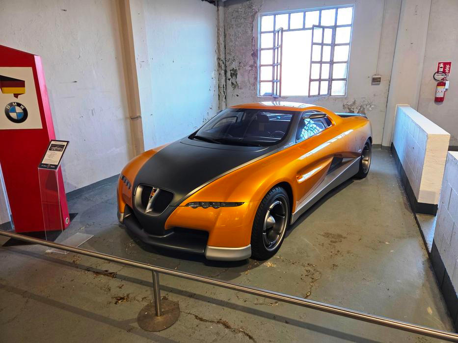 Bertone Pickster je pozoruhodná kreace z roku 1998: na základě tehdejšího BMW řady 5 vznikl pick-up se šestiválcem z BMW M3.