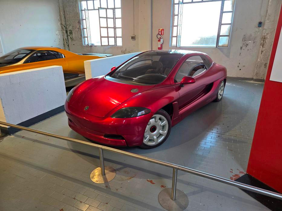 O čtyři roky dříve zase Bertone vzal Porsche 911 Carrera (generace 964) a postavil na něm prototyp čtyřmístného sedanu Karisma. Jediný pár dveří se otevírá směrem vzhůru, podobně jako u staršího konceptu Lamborghini Marzal.