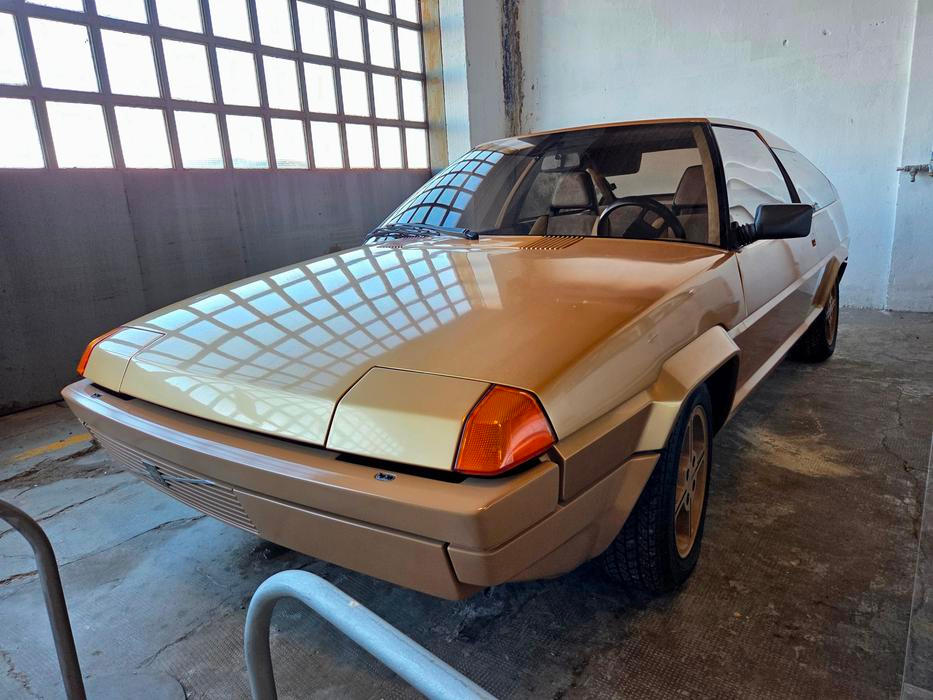 V roce 1979 Marcello Gandini odešel od Bertoneho, stihl ale ještě navrhnout koncept Volvo Tundra. Zdá-li se vám auto povědomé, nemýlíte se: podobné linky měl o pár let později sériový Citroën BX. Podoba ale není náhodná, obě auta totiž sdílí jméno designéra, tedy Marcella Gandiniho.