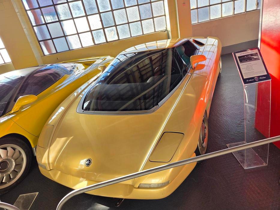 Kromě evropských automobilek spolupracoval Bertone také s těmi americkými. Výsledkem jedné z kolaborací byl koncept Nivola z roku 1990, naznačující možnou podobu Chevroletu Corvette. Tehdy poprvé s osmiválcem uprostřed. Kdyby tehdy v Itálii tušili, jakou koncepci o spoustu let později zvolí produkční Corvette C8…