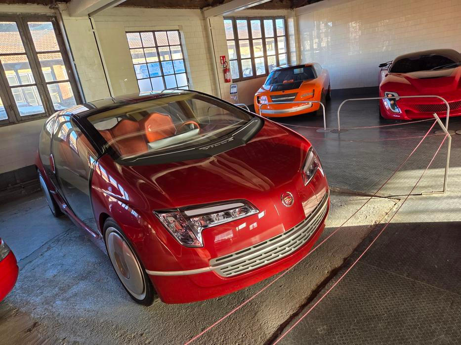 Logo Cadillacu dostal futuristický koncept Villa z roku 2005.