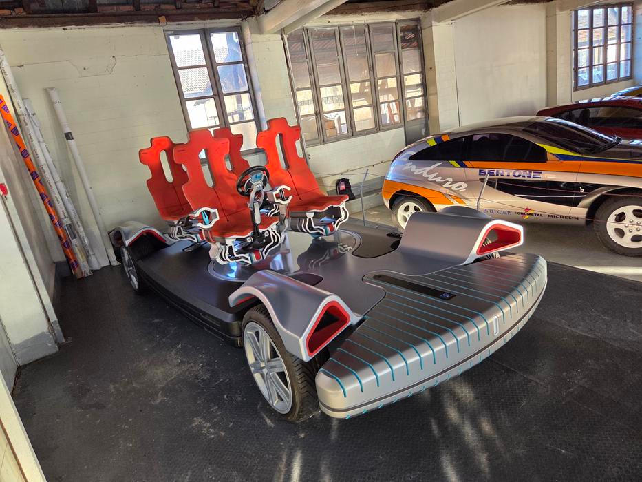 Prototyp GM Carousel mimo jiné v roce 2004 demonstroval možnosti změny pozice sedadla řidiče i způsobu, jakým bude automobil řídit.