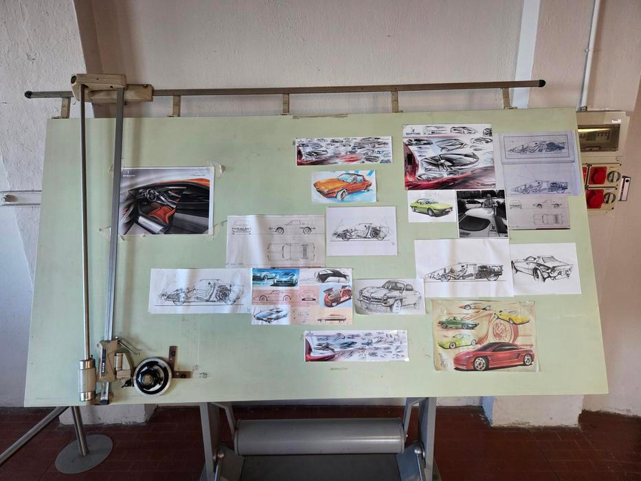 Kromě aut nechybí ani četné výkresy.