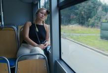 Kristýna alias Tinix působí klidněji. Dokument vnímá jako zachycení své „staré verze“. „Jsem tam naprosto přirozená. Ale je to ta verze mě, která tam byla. Teď už jsem jinde,“ tvrdí.