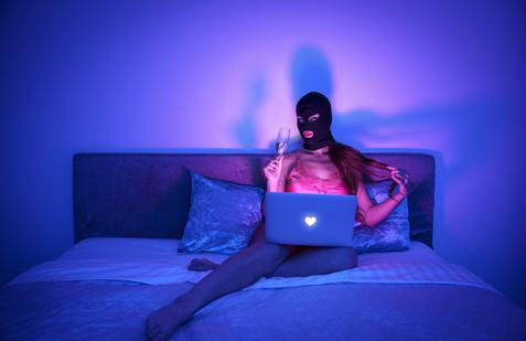 Když mířil dokument Virtuální přítelkyně do kin, jeho protagonistky s nadšením i obavami čekaly, co přinese. Rosalinda i Tinix v něm odhalily víc než jen své lechtivé působení na OnlyFans. Ukázaly vlastní zranitelnost, motivace i pochybnosti. 