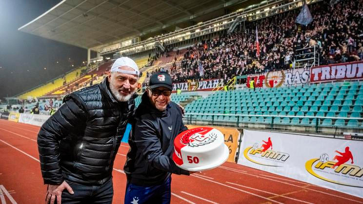 Slávistický trenér Jindřich Trpišovský ze Slavie (vlevo) obdržel po utkání s Duklou od fanoušků dort k 50. narozeninám