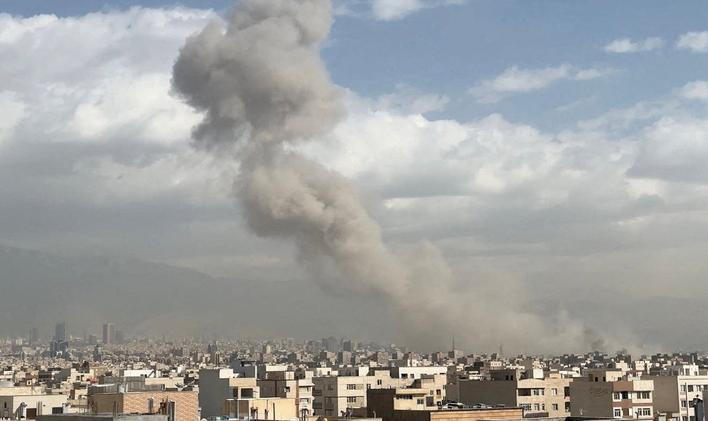 Po izraelsko-amerických úderech na Írán se nad Teheránem vznáší sloupy dýmu. Útoky cílily v sobotu ráno také na íránského prezidenta Masúda Pezeškjána a íránského duchovního vůdce ajatolláha Alího Chameneího, uvedl podle agentury Reuters nejmenovaný izraelský činitel; 28. února 2026.