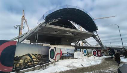 Obří ocelová konstrukce v hlavním městě Lotyšska brzy zakryje nové moderní nádraží a dominantu města. Riga, 20. února 2026.